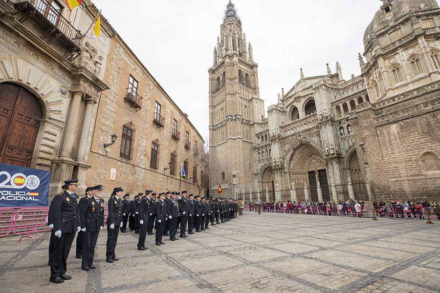 Plano general de agentes uniformados en el acto de Izado de la Bandera de España. 